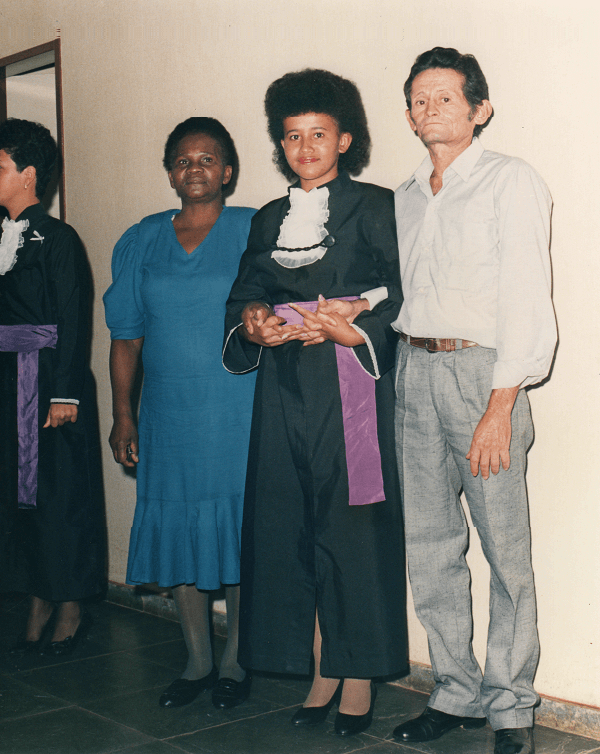 Prof. Gina em sua formatura ao lado de seus pais 