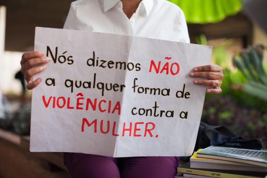 Cartaz da campanha "Nós dizemos não a qualquer forma de violência contra as mulheres