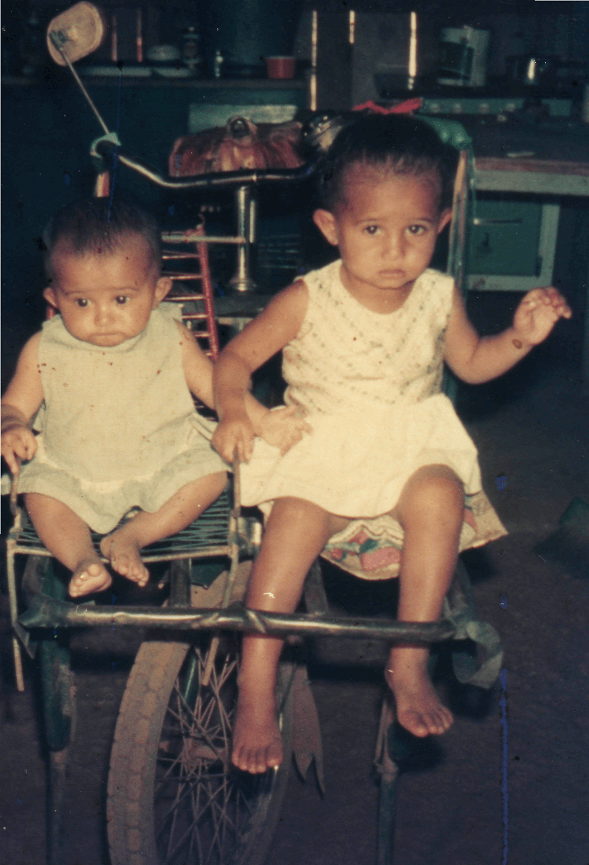 Gina com sua irmã durante a infância 