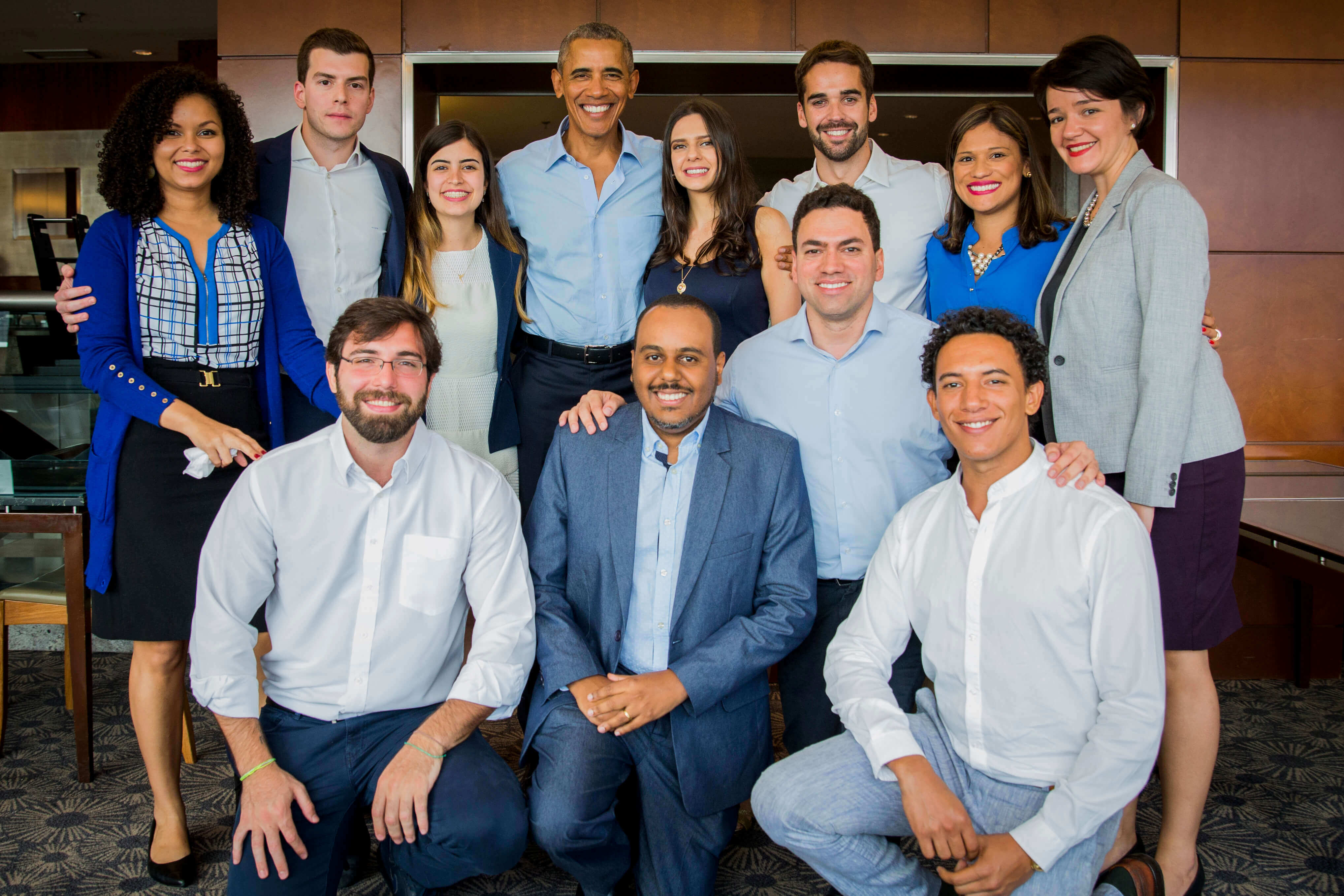 Deborah e outros Lemann Fellows conhecem Barack Obama durante visita do ex-presidente americano ao Brasil