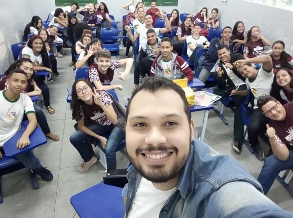 Selfie na sala: o professor Rodolfo com uma de suas turmas de alunos