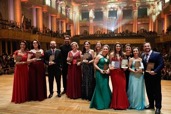 Os educadores Nota 10 de 2019 estão no palco na noite da premiação na Sala São Paulo